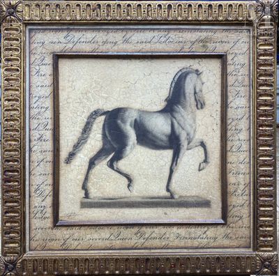 Une vieille photo représentant un cheval est exposée dans un cadre doré.