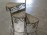 deux tables qui se trouvent dans une pièce