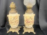 une paire de lampes anciennes ornées de motifs dorés et blancs