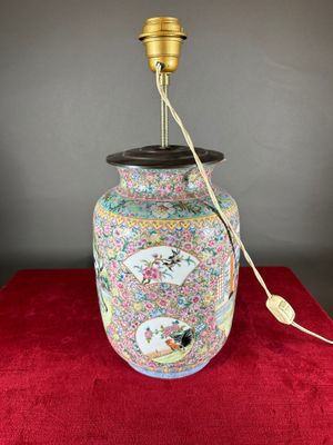 une grande lampe en forme de vase chinois, avec un socle en bois et un abat-jour doré