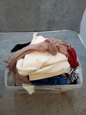 Environ 35 vêtements féminins différents dont manteaux, robe… - Photo 1