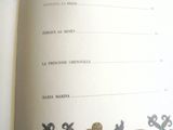 un livre ouvert avec l'image d'un oiseau dessus