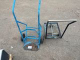 un diable bleu qui se trouve sur le parking
