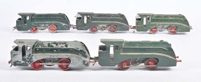 quatre petits trains miniatures posés sur une surface blanche