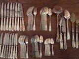beaucoup d'argenterie sur une table en bois