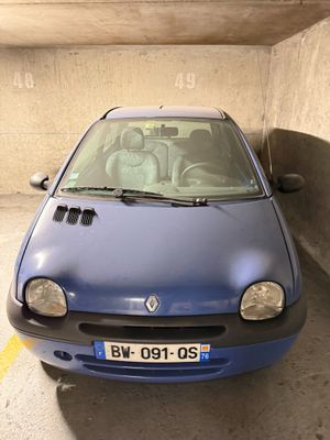 une voiture bleue garée dans un parking couvert