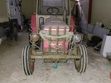 un tracteur garé dans un garage