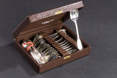 une boîte à couverts contenant une fourchette et une cuillère
