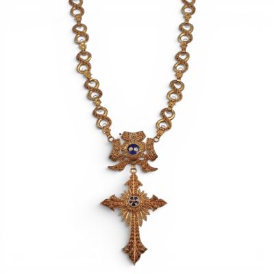 l'image d'un collier en or orné d'une croix