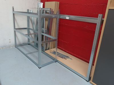 une étagère en métal située à côté d'un mur rouge