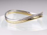 un gros plan sur un bracelet en or et en argent serti de diamants