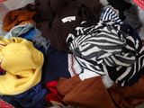 un panier rempli de vêtements posé sur un lit