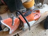 a chainsaw that is sitting on a pallet