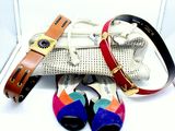 une paire de chaussures colorées et un sac à main posés sur une surface blanche