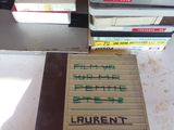 une pile de livres posée sur une table à côté d'un magnétophone