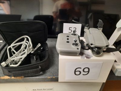 un boîtier sur lequel se trouvent une télécommande et d'autres composants électroniques