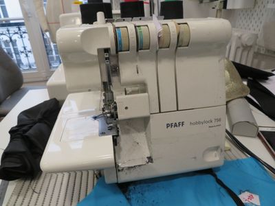 une machine à coudre posée sur une table