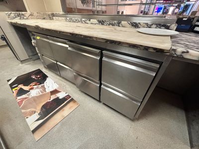 1 tour a pizza 8 tiroirs dessus marbre avec saladette LES GR…