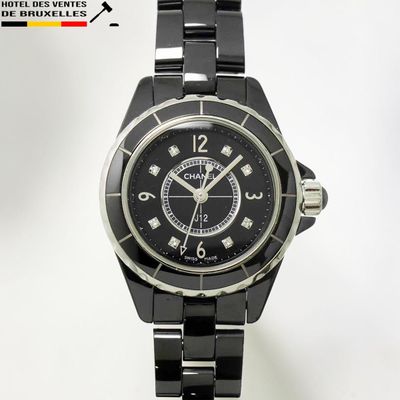 montre en céramique noire avec cadran noir et bracelet noir sur fond blanc