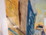 un tableau accroché au mur d'une salle de bains équipée de toilettes