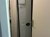 un casier métallique dans un coin des toilettes
