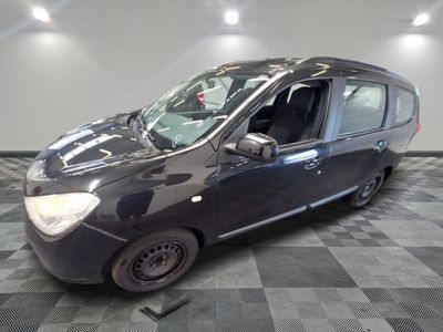 une photo d'une petite voiture noire garée dans un showroom