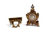 une petite horloge et une petite table avec un pied