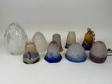 un grand nombre de vases posés sur une table