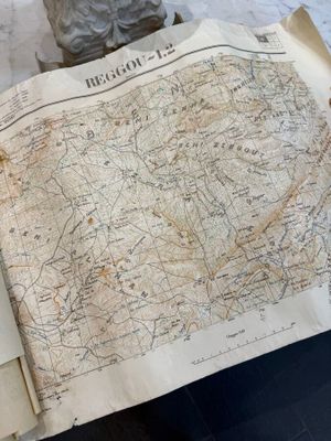 Ensemble de 7 cartes militaires du Maghreb et un catalogue d…