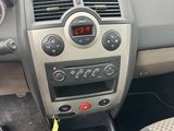 le tableau de bord d'une voiture équipé d'une horloge numérique