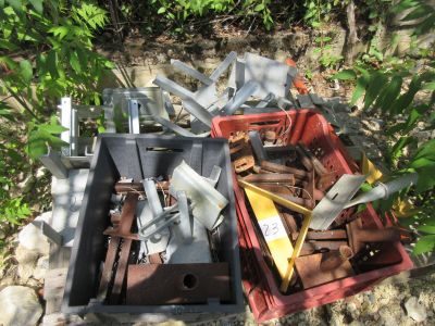 un tas de bric-à-brac dans une boîte posée par terre