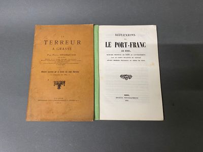 deux livres posés sur une table, dont l'un est ouvert et l'autre fermé