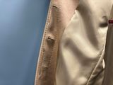 une veste beige avec des boutons dans le dos