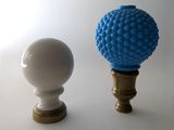 une paire de vases bleus et blancs posés sur une surface blanche