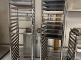 Plusieurs plateaux de nourriture sont empilés les uns sur les autres dans une cuisine