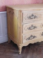 COMMODE en bois naturel mouluré, sculpté et relaqué ocre, la… (photo 3)