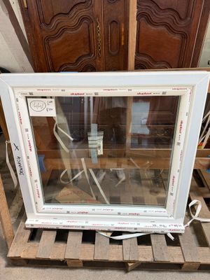 une photo d'une fenêtre posée sur une palette