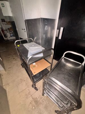 un lit en métal et une chaise en métal dans une pièce