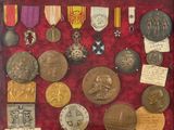de nombreuses médailles exposées dans une vitrine