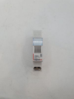 un gros plan d'un appareil électrique blanc posé sur une surface blanche