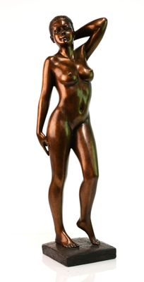 statue en bronze représentant une femme debout sur un socle, les mains posées sur la tête
