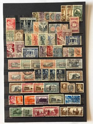 une photo encadrée représentant une collection de timbres accrochée au mur