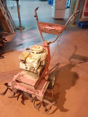 a small machine that is sitting on the floor