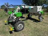 un tracteur avec une remorque attelée, dans l'herbe