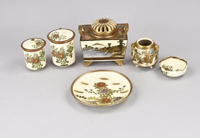 une photo d'un ensemble d'objets en porcelaine comprenant une théière, une tasse et une soucoupe