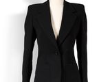 un blazer noir sur un mannequin, sur fond blanc