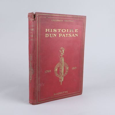 la couverture d'un livre rouge sur laquelle figure le dessin d'un oiseau