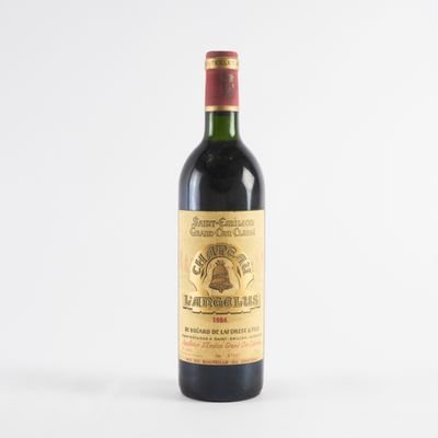 une image d'une bouteille de vin rouge sur fond blanc