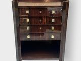une commode en bois avec des poignées en laiton et des tiroirs