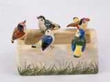 trois oiseaux perchés dans une jardinière